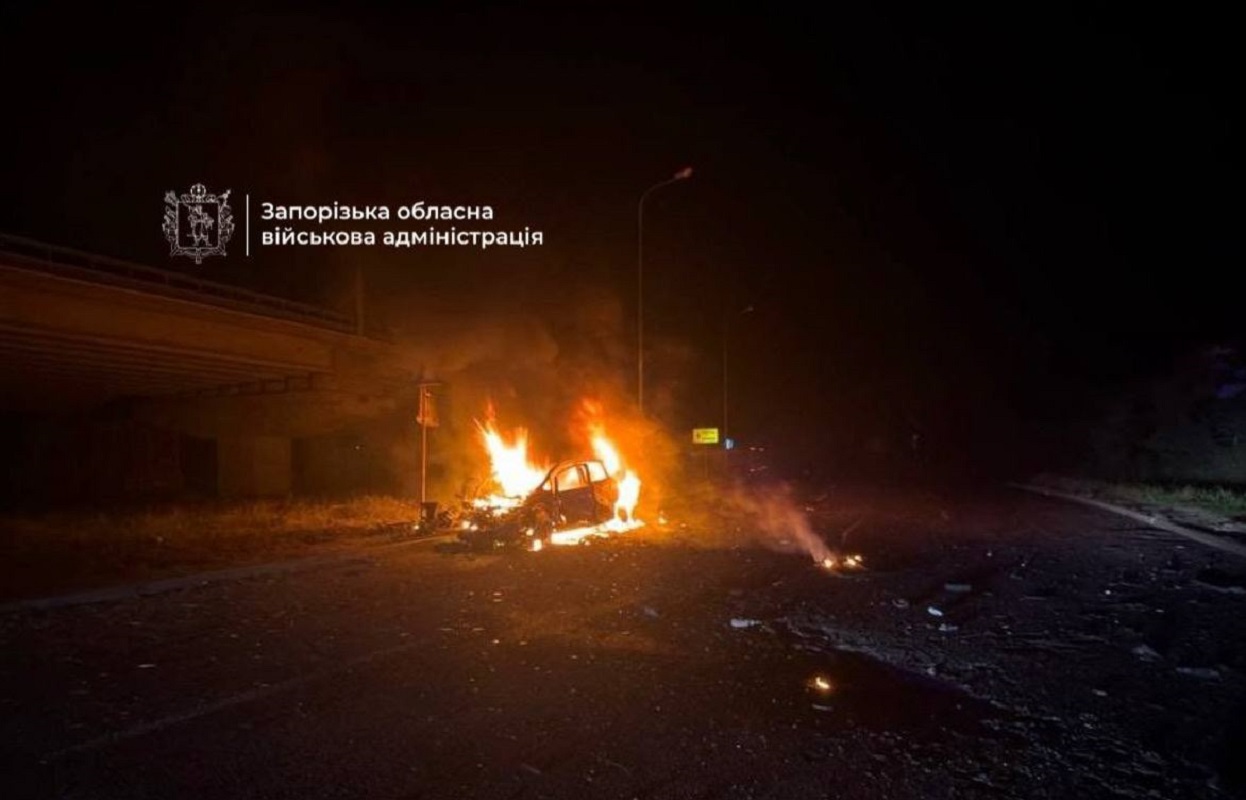 Φλεγόμενο αυτοκίνητο μετά από ρωσική επίθεση στην περιφέρεια Ζαπορίζια, στην Ουκρανία, ξημερώματα 6ης Οκτωβρίου 2026. (Περιφερειακή Στρατιωτική Διοίκηση Ζαπορίζια)