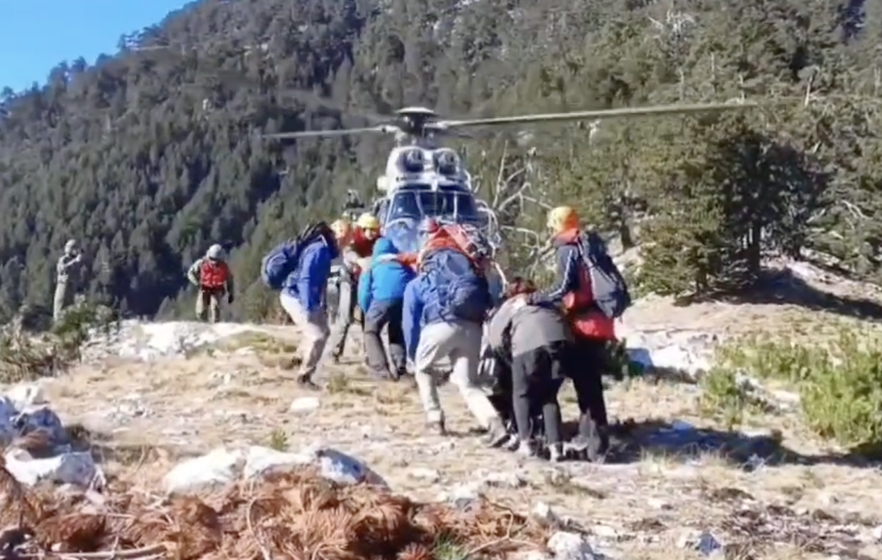 Όλυμπος: Η στιγμή που ελικόπτερο παραλαμβάνει τους 17χρονους μαθητές που αισθάνθηκαν αδιαθεσία – Ανθρώπινη αλυσίδα στα 2.000 μέτρα – ΒΙΝΤΕΟ